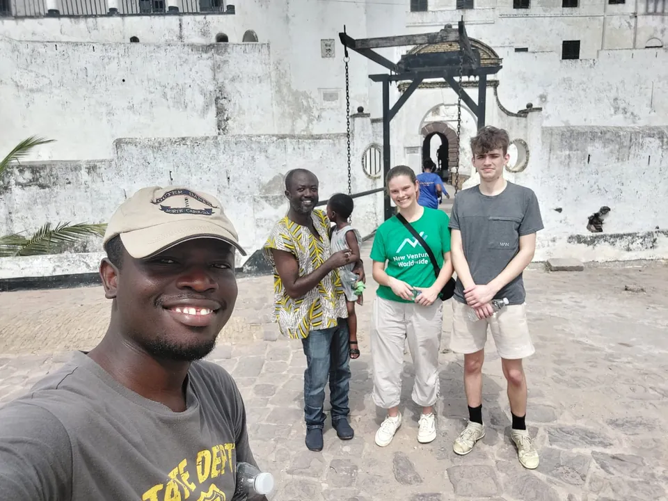 Voluntarios sonriendo en una calle de Ghana