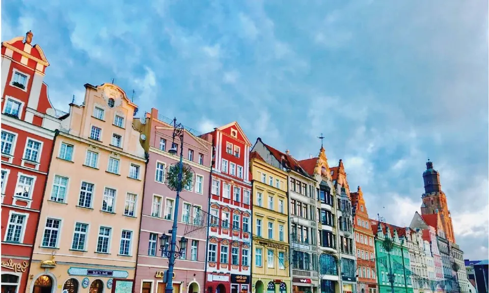 Fachadas de colores en la plaza de una ciudad de Polonia